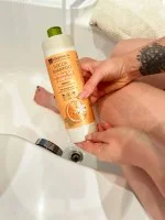 laSaponaria Gel za prhanje in šampon 2 v 1 z BIO pomarančo in vitaminom C za vso družino 30 ml - s sladkim in poživljajočim vonjem