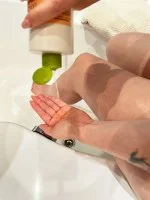 laSaponaria Gel za prhanje in šampon 2 v 1 z BIO pomarančo in vitaminom C za vso družino 30 ml - s sladkim in poživljajočim vonjem
