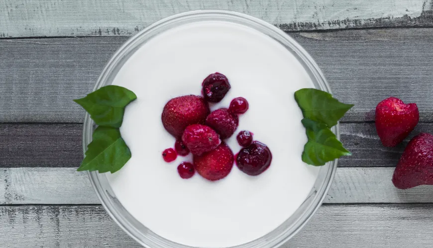 Odkrijte beli jogurt in njegove vsestranske možnosti v kuhinji